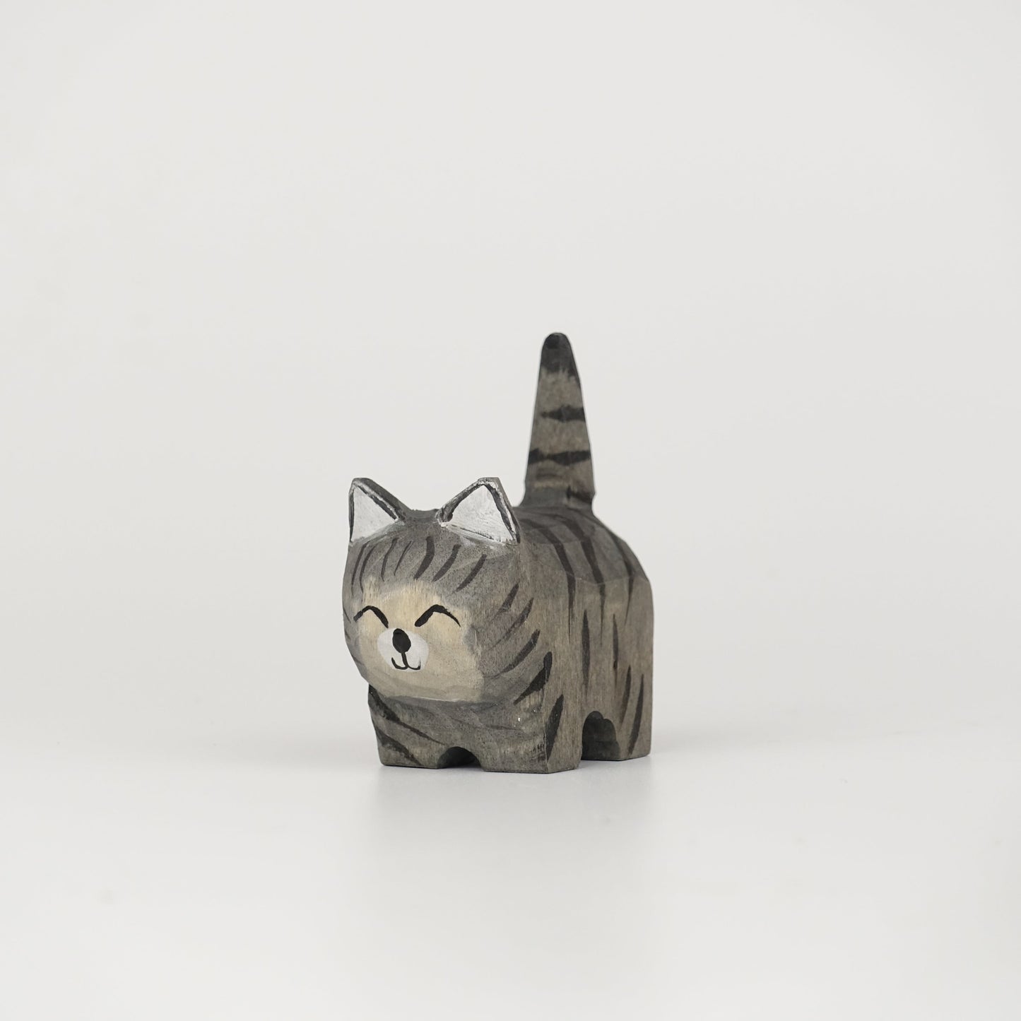 木雕灰色虎紋貓