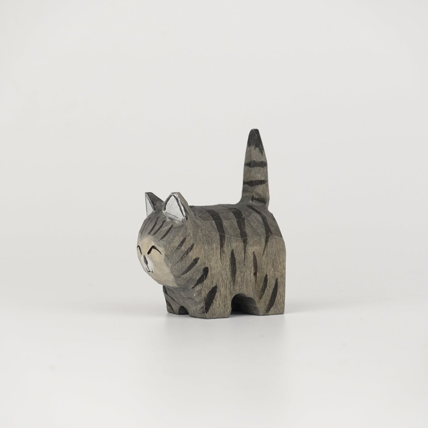 木雕灰色虎紋貓